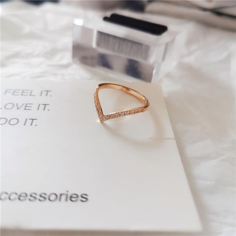 Korean-Japanese Style V-shaped Rose Gold Ring with Micro-inlaid Diamonds and Geometric Zirconium Titanium Steel Design.