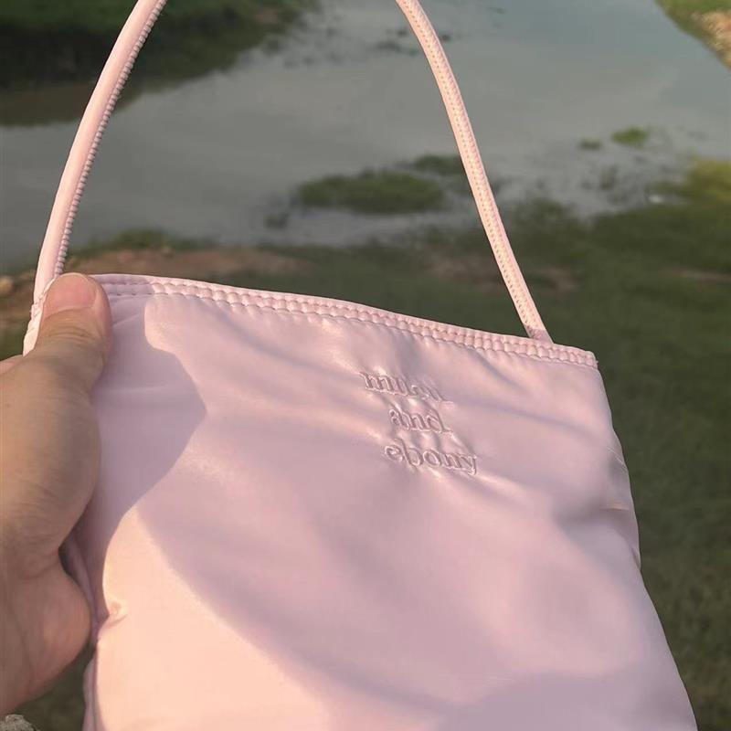 

Южная Корея Much и Eboy2025 Новая сумка-ведро Женская Простая Повседневная На все случаи жизни Сумка-тоут Нейлоновая Подмышечная Pink (stand with style)