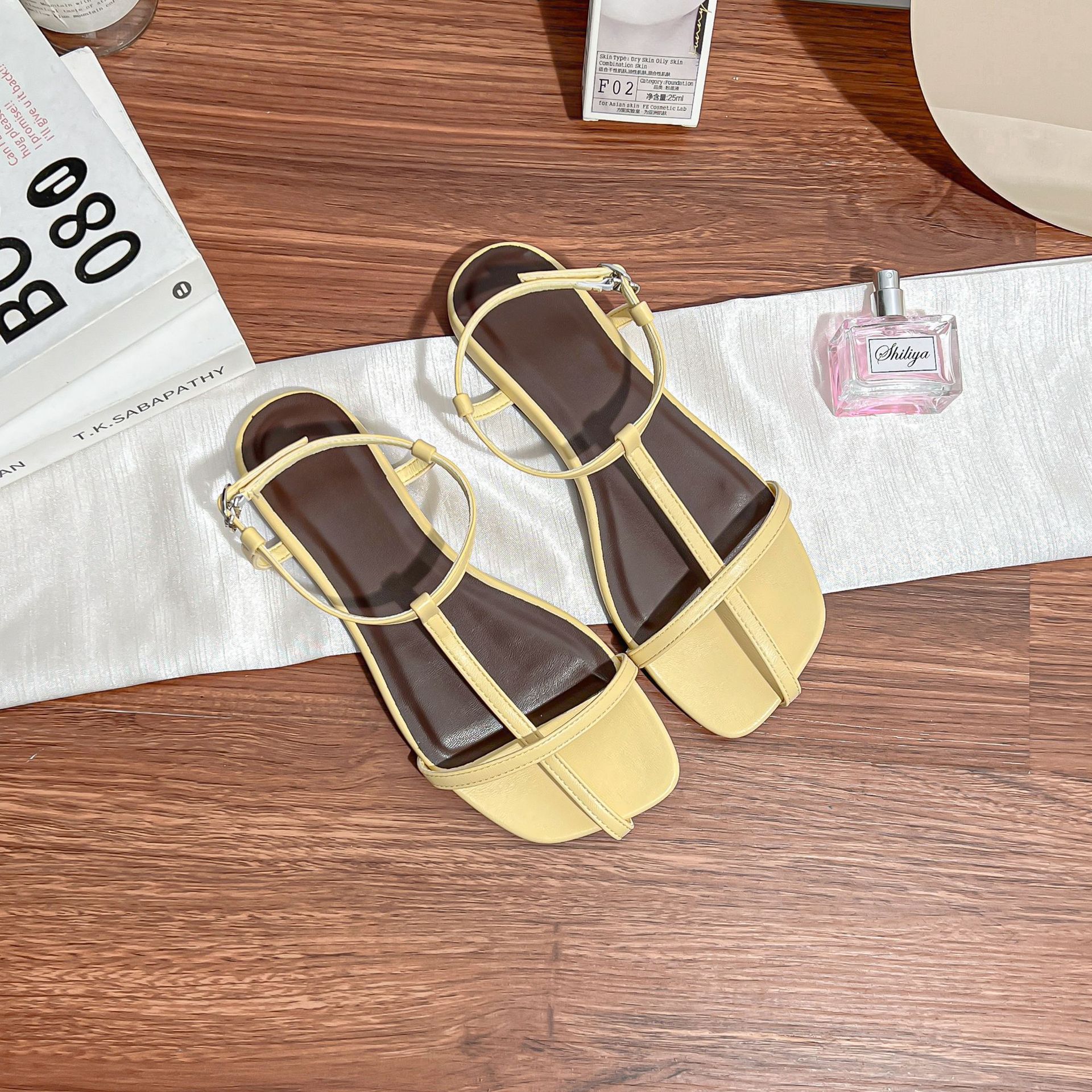 

Summer new flat-bottomed cool slippers women wear high-end sense daily versatile fairy style sandals women fashion not tired feet 35