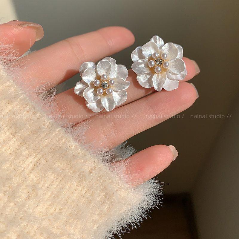 

Same Style as Zhao Lusi! Pearl Camellia Ear Studs Vacation Style French Gentle Mori Style White Flower Earrings Earrings Camellia Silver Needle