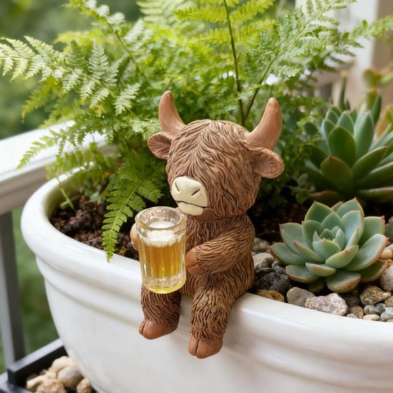 Drinking Highland Cow Figurine Holding Wine Beer Cup Highland Cattle Statue Resin Animal Sculpture Outdoor Garden Flower Pot Hugger Ornament