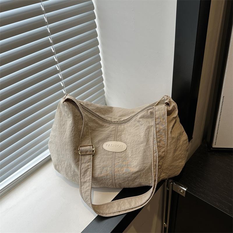 

Повседневный и модный кулон в иностранном стиле 2025 лето новая тканевая текстура иностранный стиль простая сумка-тоут через плечо