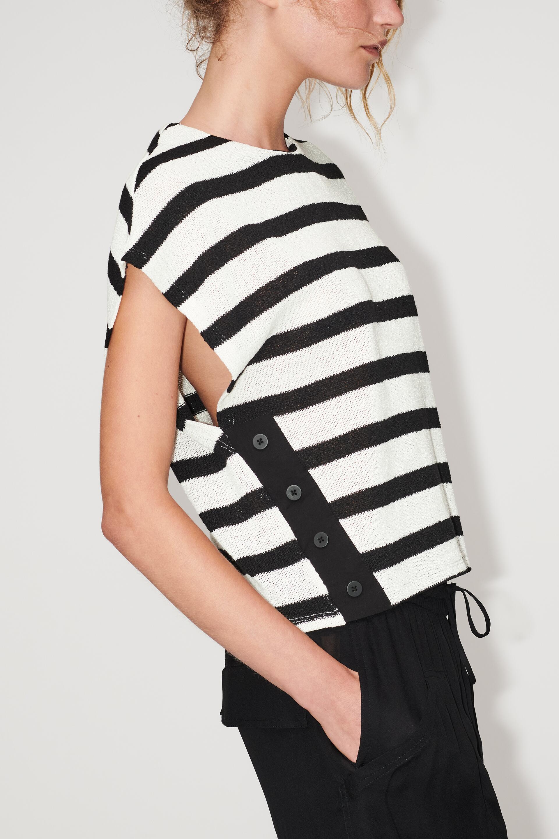 

ФУТБОЛКА В РУСТИКЕ С ПУГОВИЦАМИ