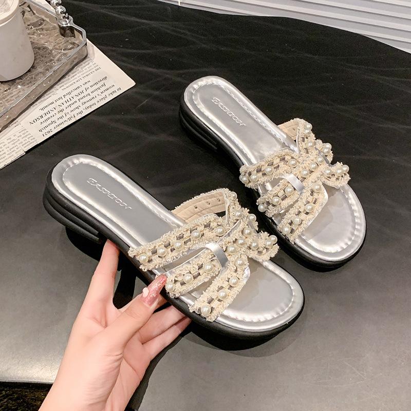 

2025 лето новые тапочки на плоской подошве в стиле Сяосянфэн женские весенние с мягкой подошвой фея универсальные жемчужные пляжные сандалии 40 серебряный