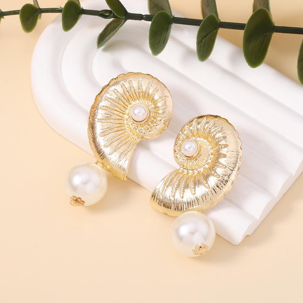 Beach fashion style imitation pearl conch earrings, retro style, simple and versatile, summer vacation style earrings