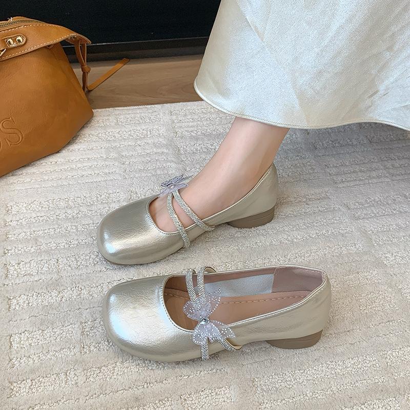 

Французские серебристые туфли Мэри Джейн на плоской подошве с квадратным носком, женские, лето 2025, новые, с бантом из стразов, маленькие кожаные туфли для носки с юбкой 40 шампанского