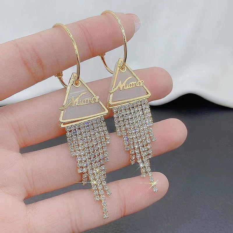 Fashion light luxury simple earrings women's silver light luxury high-end small earrings niche design trendy cool earrings