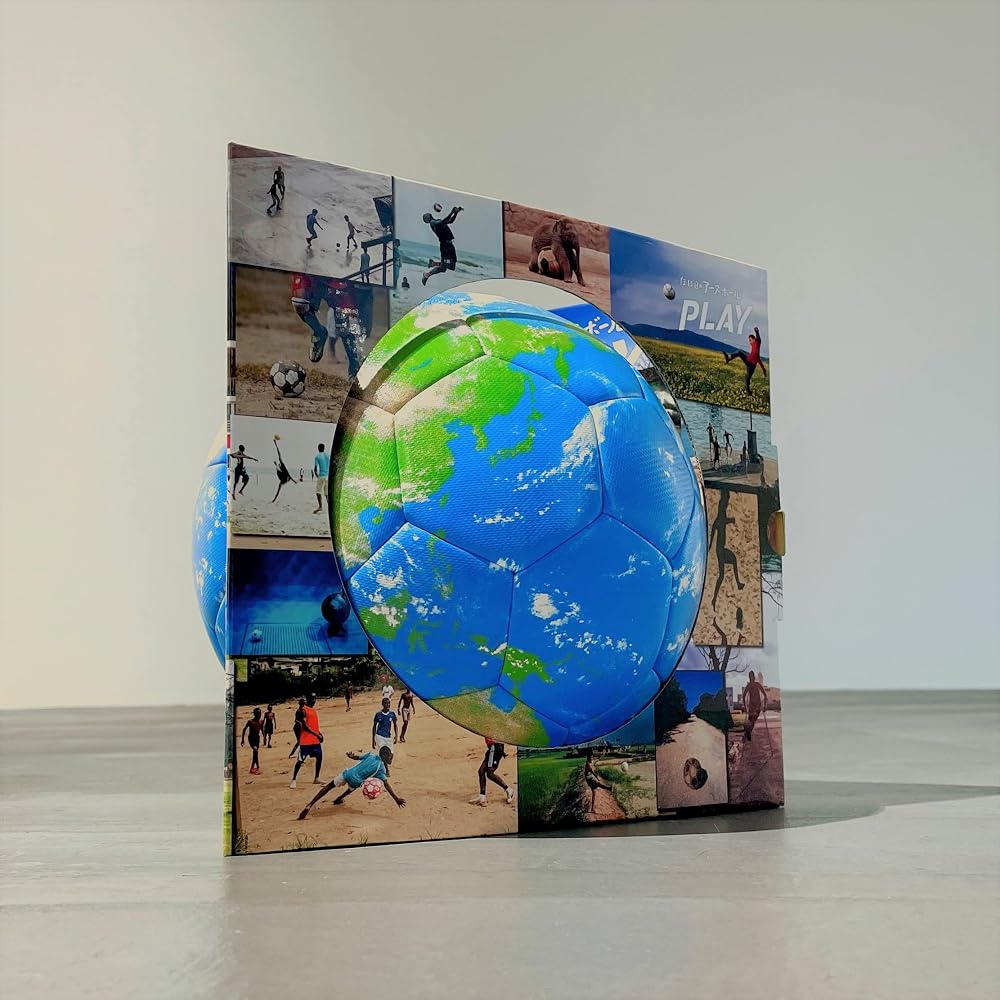 Hobonichi Earth Ball PLAY soccer ball type earth ball. This is a globe where you can see the Eart...