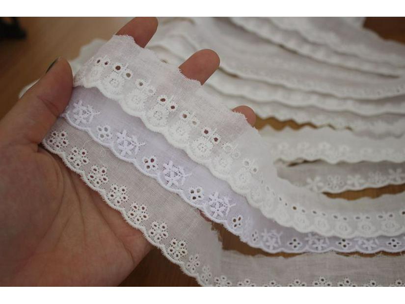 Exquisite Narrow Edge Cotton Lace with Small Floral Embroidery for Clothing Decoration