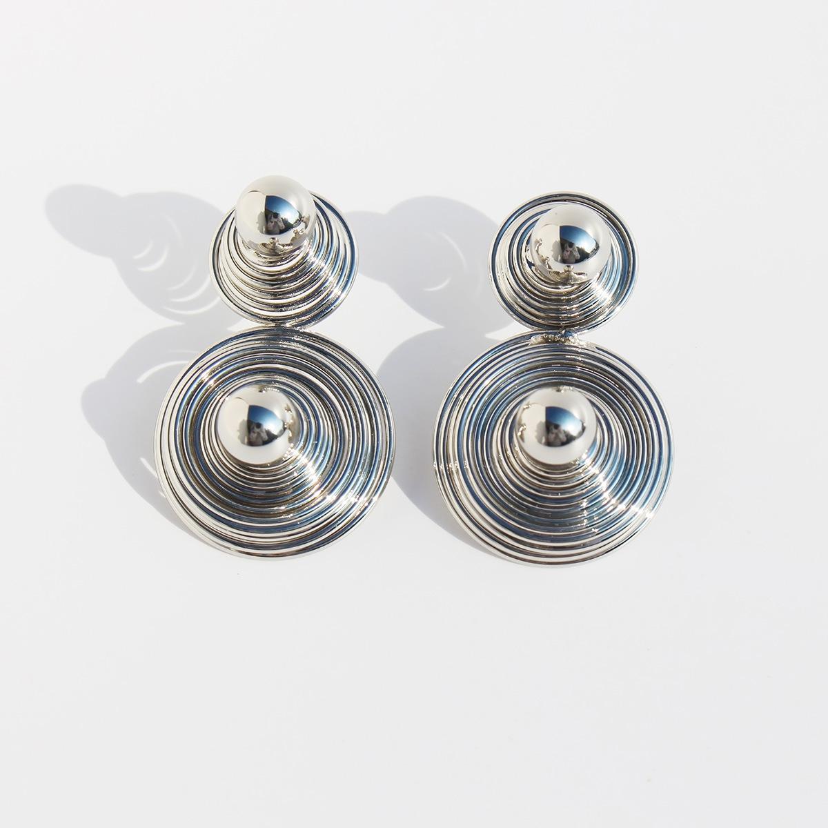 

Ювелирные изделия спиральные пружинные круглые преувеличенные серьги модные крутые индивидуальные серьги-гвоздики с шариками в виде водной ряби 649 белого золота