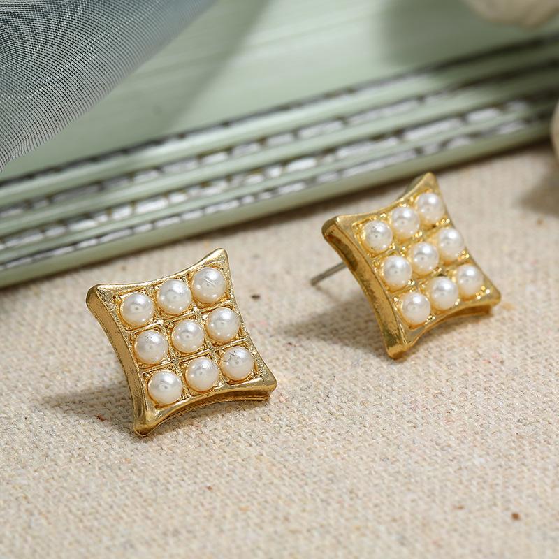 Retro Baroque Pearl Stud Earrings Women's Versatile High-end French Earrings, Simple Temperament, Personalized Trendy Ear Jewelry