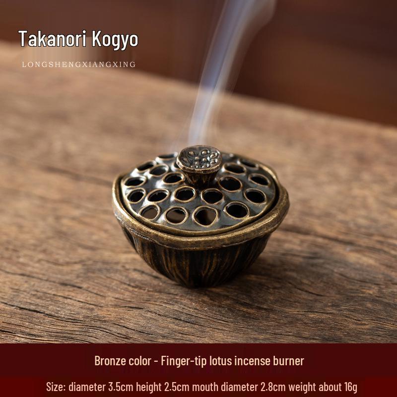 

Благовонница Лотос Сянъюнь: Мини Трехногая Медная Ароматерапия с Пористым Дизайном Бошань