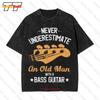 Onderschat nooit een oude man met een basgitaar Vintage Oversized T-shirt UCOT