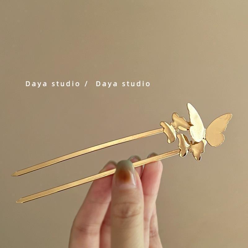 A pear flower white and cold retro flower wooden hairpin 2023 new super fairy antique temperament disc hair hairpin