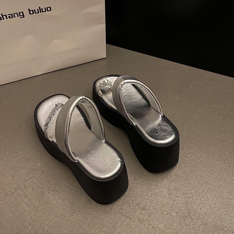Fashion soft-soled slippers women's 2025 new summer wear rhinestones, foot clipping, thick-soled stepping on shit, casual beach shoes, seaside