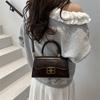 Simple Solid Color Gold Letter Buckle Decoration Women Casual Shoulder Bag For Daily Use