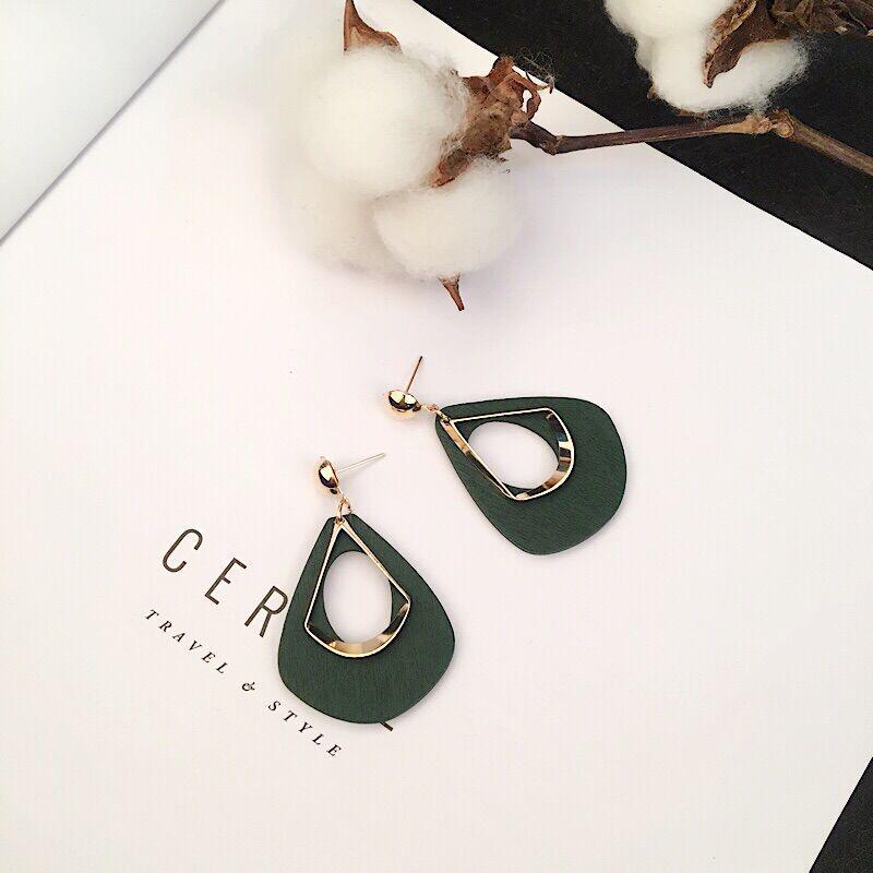 Elegant Retro Korean Wooden Earrings for Women – Versatile Autumn/Winter Long Studs