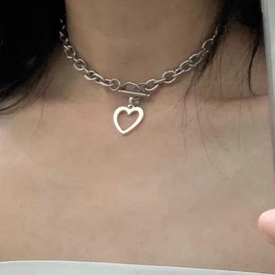 Collier Hip-hop à chaîne épaisse exagérée avec pendentif en forme de cœur et texture métallique pour femme, style punk vintage