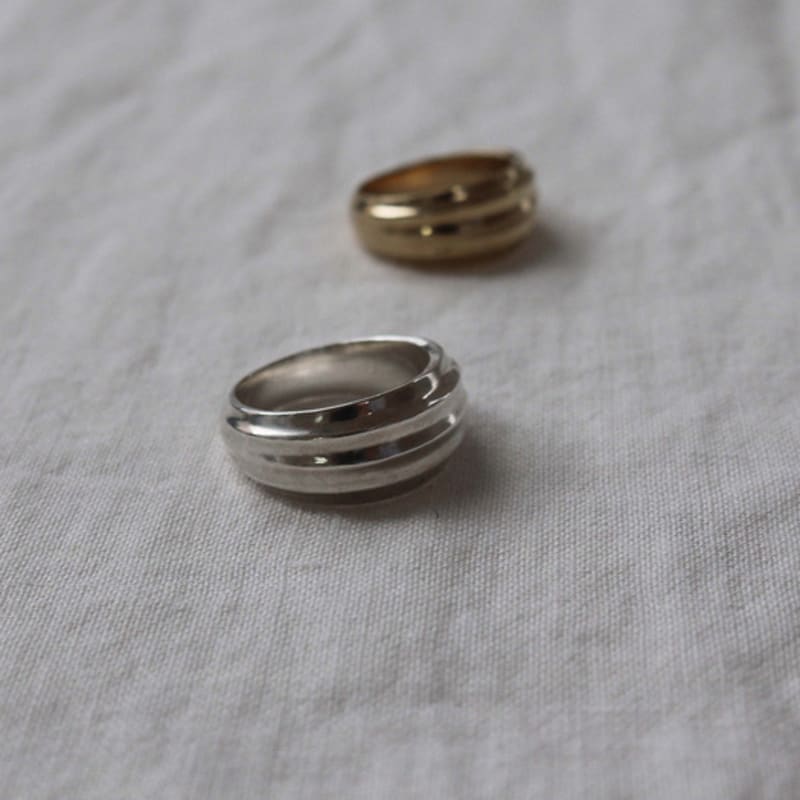 STUDIO LEIGH HORIZONTAL FLOW RING