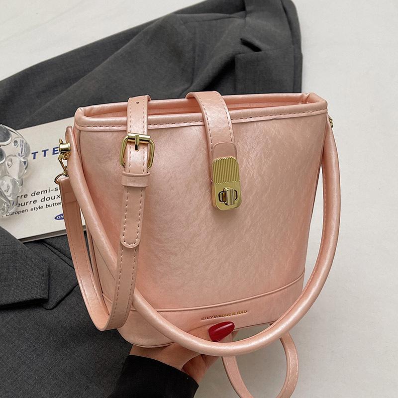 

2025 новая высококачественная корейская версия простой повседневной портативной сумки-ведра, модная, для поездок на работу, с темпераментом, универсальная сумка-мессенджер