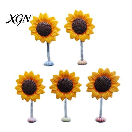 Interior Aesthetic Accessories 5Pcs Wobble Sunflower Car Dashboard Decor, Resin Spring Flower Ornament Cute Office Desk Decorations with Non