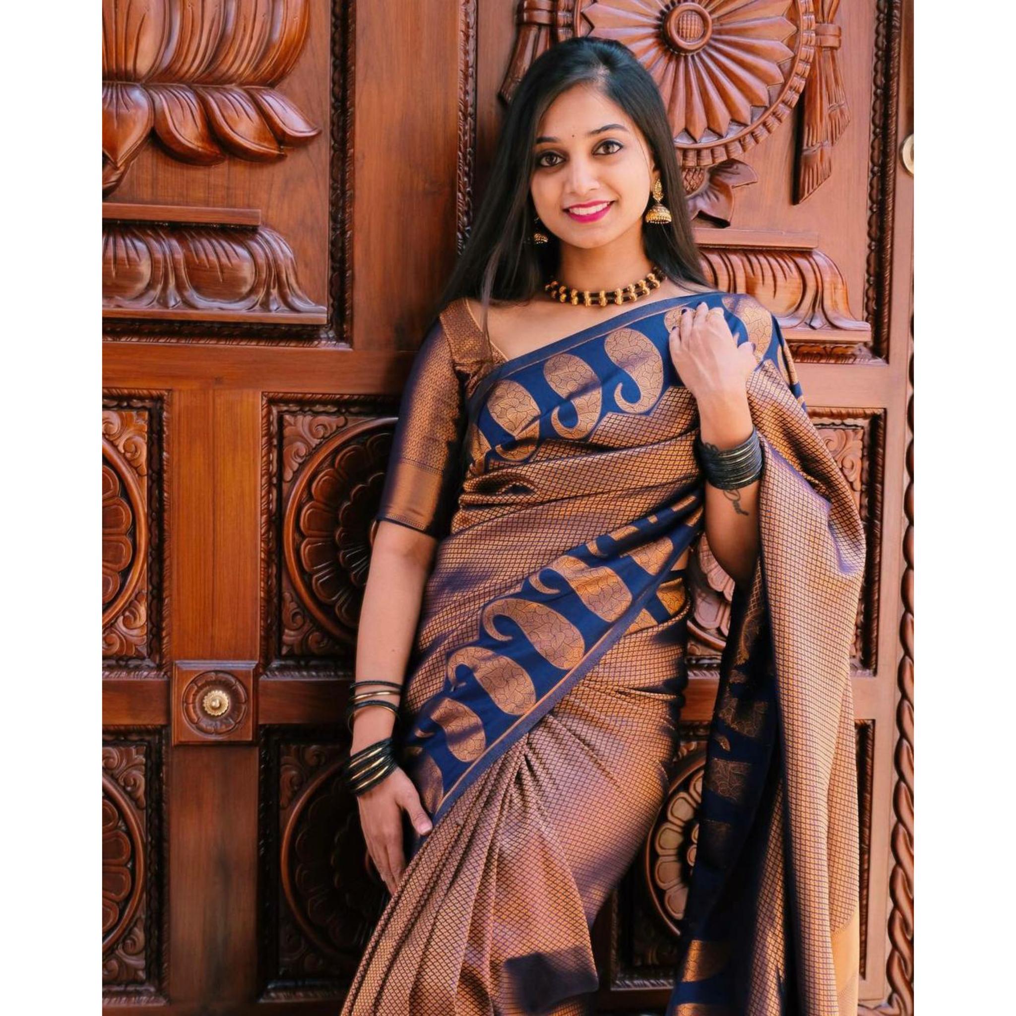 

Индийское традиционное мягкое шелковое сари личи с жаккардовым плетением