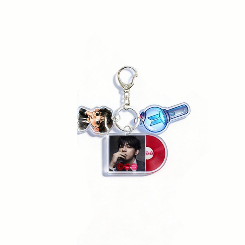 BTS Portachiavi Stile Disco in Vinile, con una Persona Reale, un Personaggio dei Cartoni Animati e un Bastoncino Luminoso – Un Accessorio in Tre Pezzi per Merchandising di Celebrità.