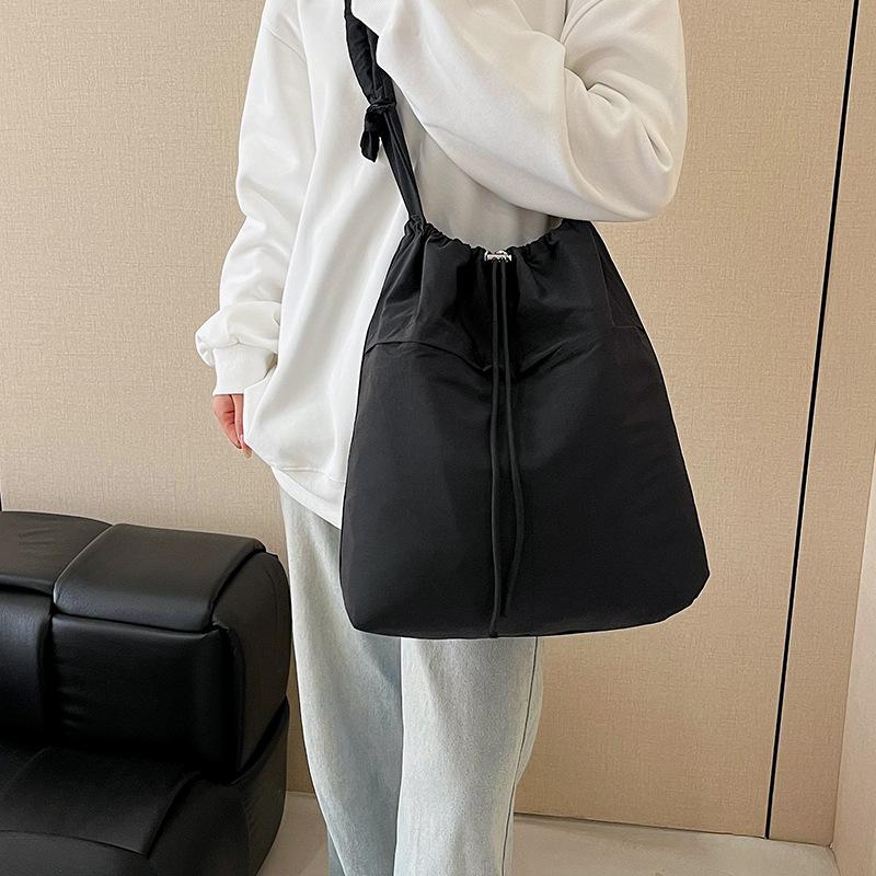 New Large-capacity Drawstring Bucket Bag Women's Leisure Commuter Shoulder Messenger Bag