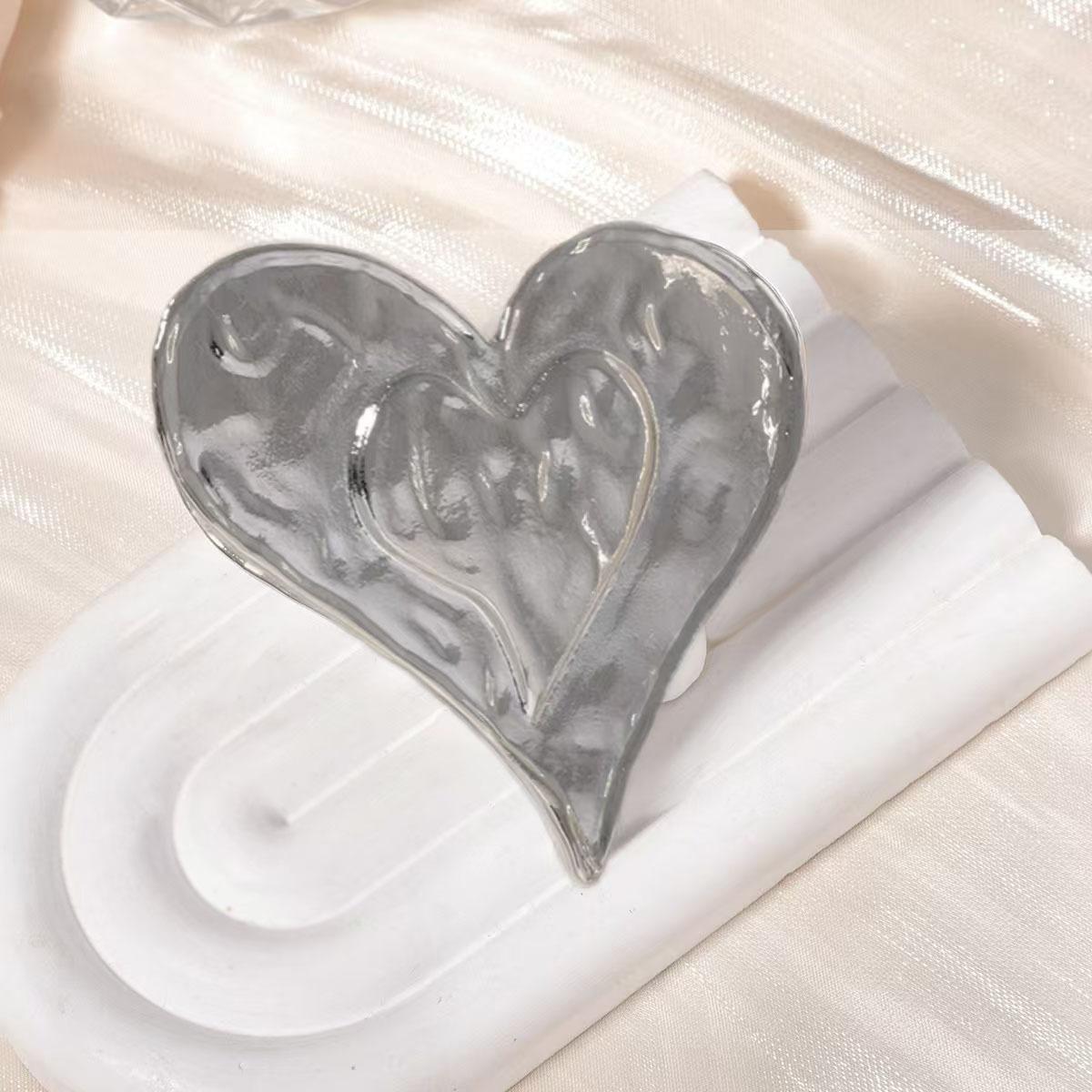 

Классический и трендовый стиль персонализированной ретро-моды, преувеличенное кольцо в форме сердца из сплава с расширяющимся устьем