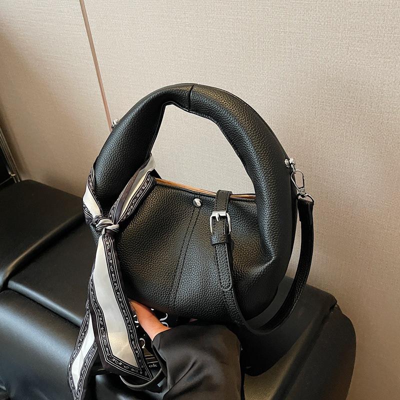 

Нишевый дизайн сумка на запястье женская 2025 лето новая сумка-пельмень из молочного хуху модный шелковый платок сумка через плечо 20*11*14