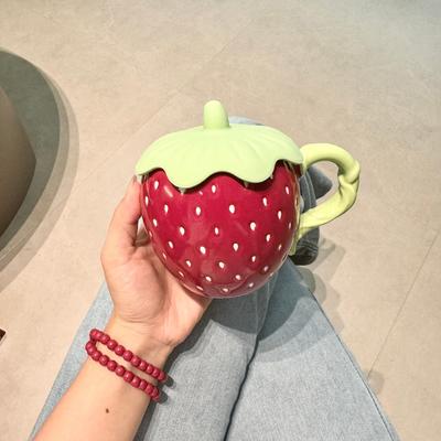 Kubek truskawkowy z pokrywką, wysokiej jakości kreatywny kubek, ceramiczny kubek na wodę, niszowy design, prezent urodzinowy pamiątka
