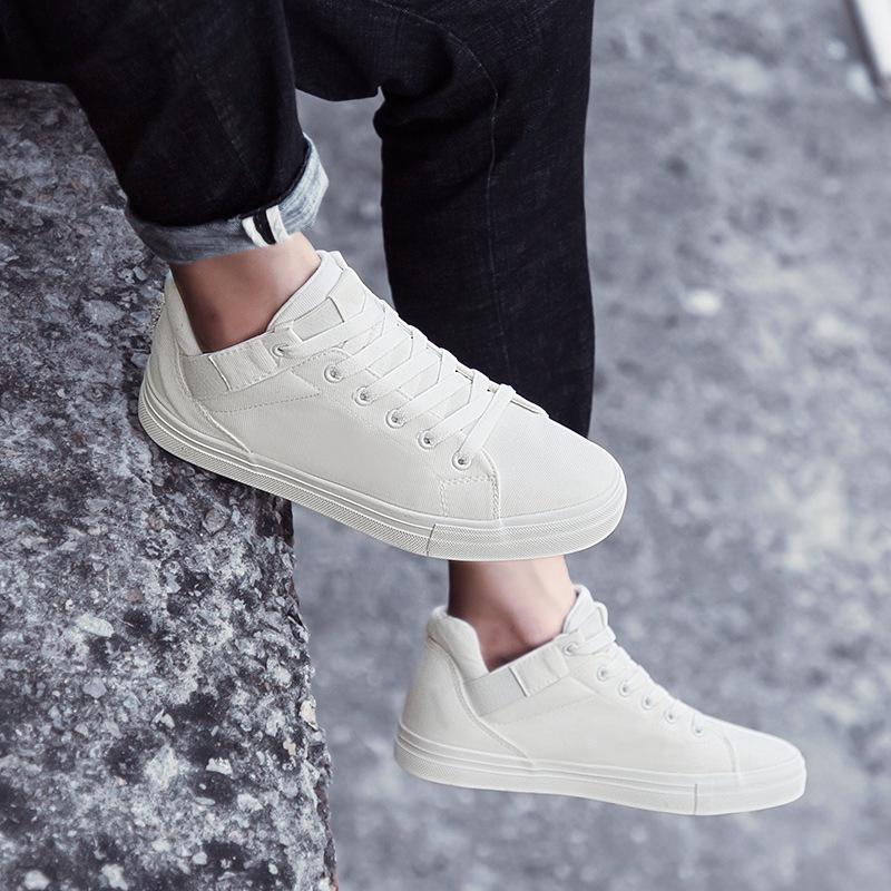 Men's Trendy All-Black Canvas Sneakers for Summer, Work, and Skateboarding.