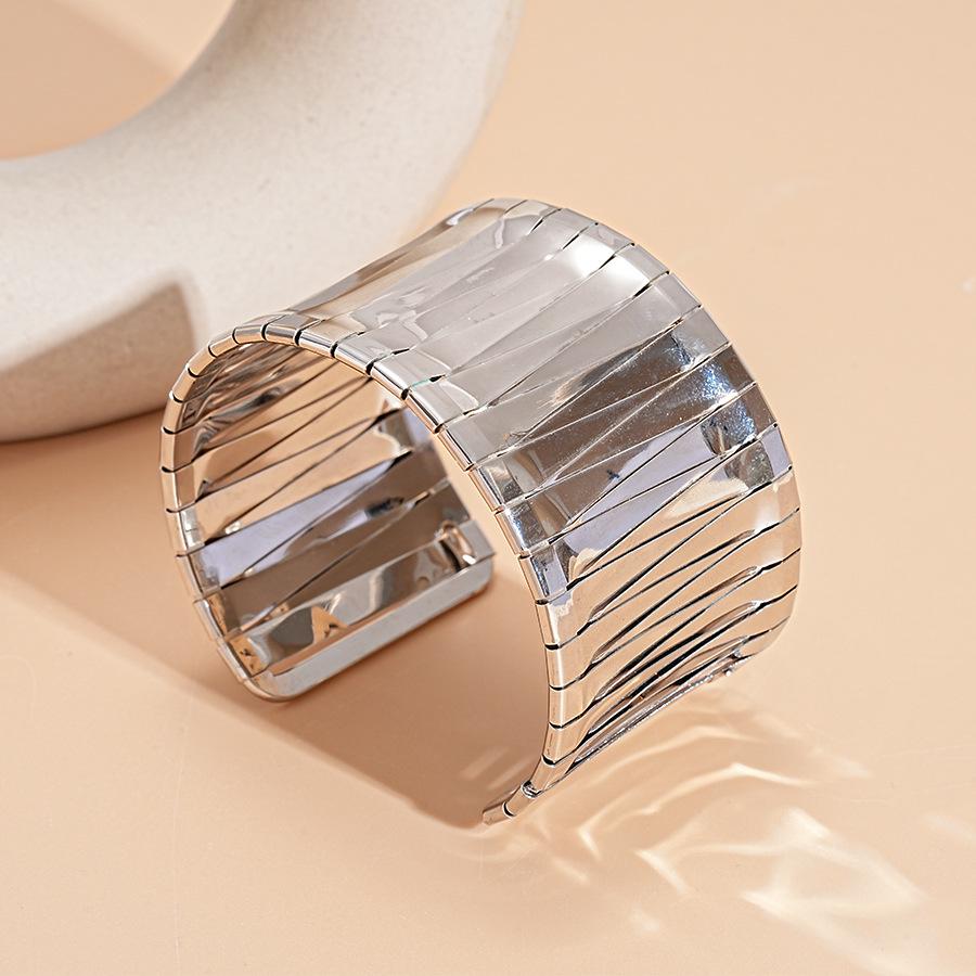 European & American Geometric Rivet Star Bracelet: Luxurious, Fashionable, Versatile, and Exaggerated Jewelry for Women.