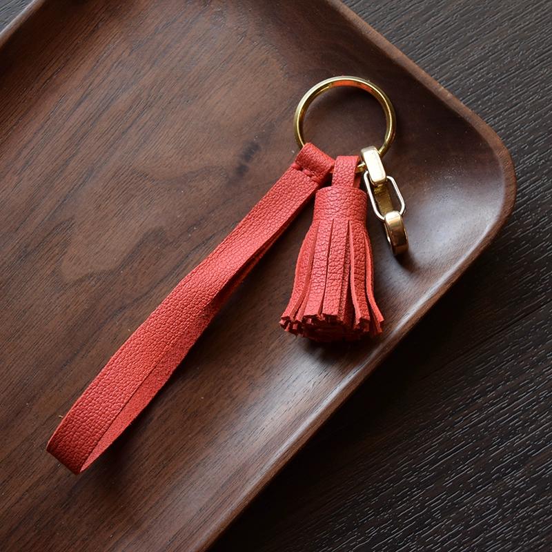 Originální francouzský kozí semišový ručně vyrobený střapec, přívěsek na klíče od auta, ozdoba dámské kabelky, zakázková dárková klíčenka.