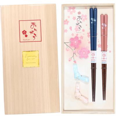 FlaColle Paar Essstäbchen und Essstäbchenablage Wakasa Chiyo Paulownia Stilvolle Geschenknachricht Bestes Geschenk für Freunde und Familie, die eine Brücke bauen möchten