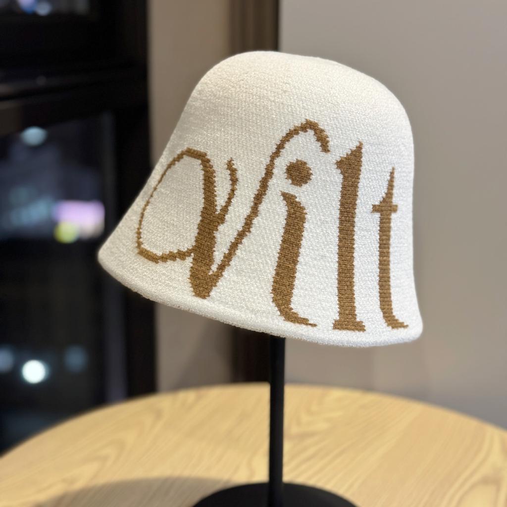 Neue Herbst- und Winter-Buchstaben-Jacquard-Strick-Fischerhut für Damen, Warmer und vielseitiger Gesichts-zeigender kleiner Woll-Kältehut mit Schirm, Basin-Hut