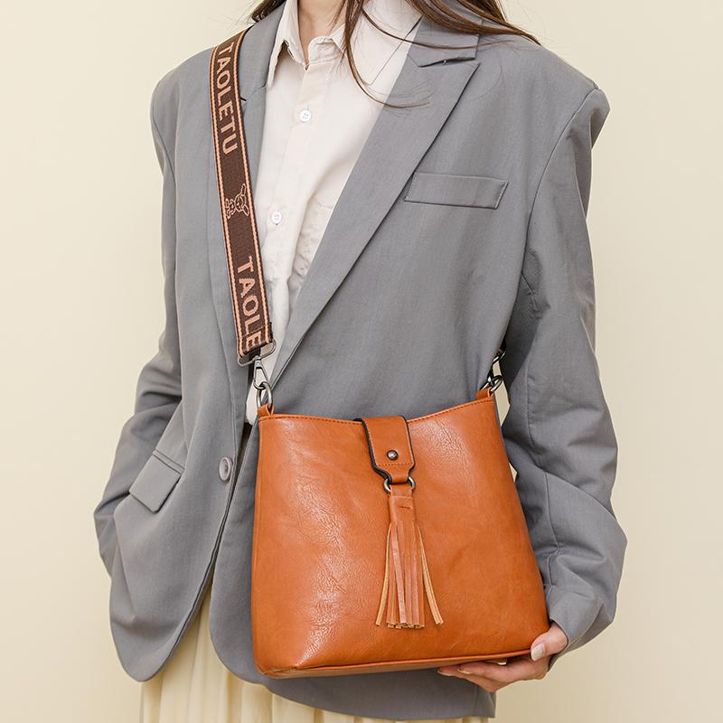 Retro Shoulder Bag 2025 Summer Casual Bucket Crossbody Bag For Women Messenger Bags Brown PU Leather Tassel Ladies Handbag