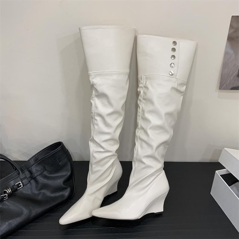 

Rich and noble, with long legs, pointed toes, and wrinkled heels. Women can fold two pairs of thin stacked boots. 39 белый
