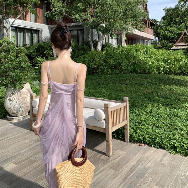 Elegantes französisches lila Mesh-Camisole-Kleid - Märchenhaftes Sommerdesign für Strandurlaube