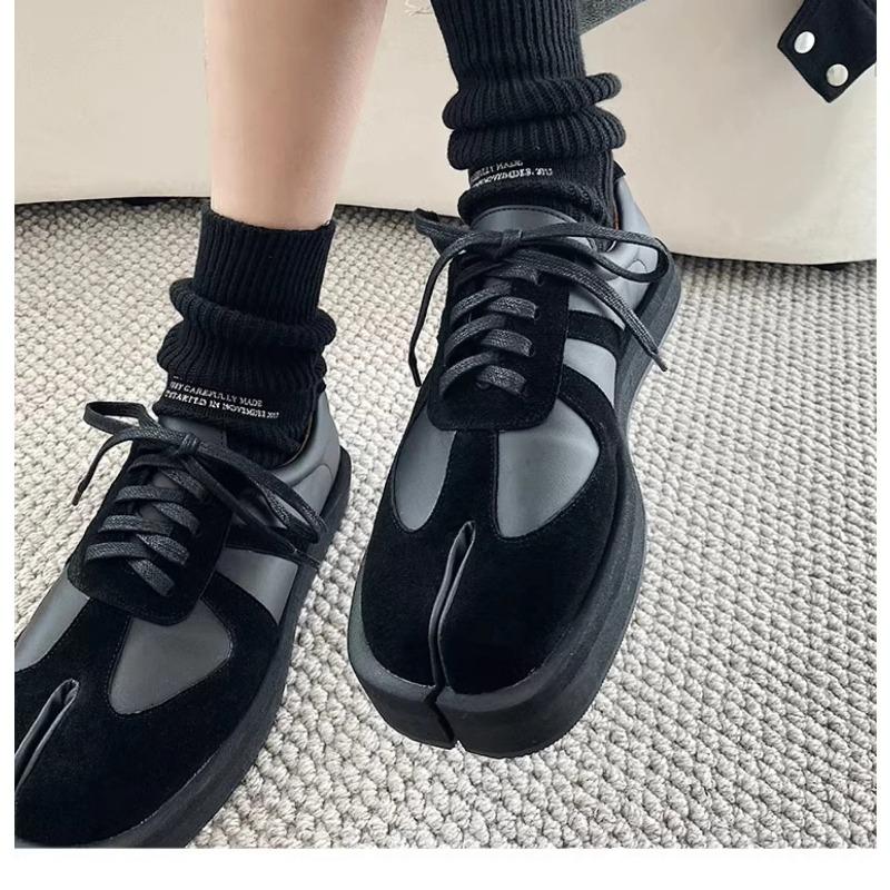 Fashion Tabi Shoes for Men Women Genuine Leather Casual Sports Shoes Lace Up Unisex Suede Low Top Shoes Niche Design Split Toe Senakers
