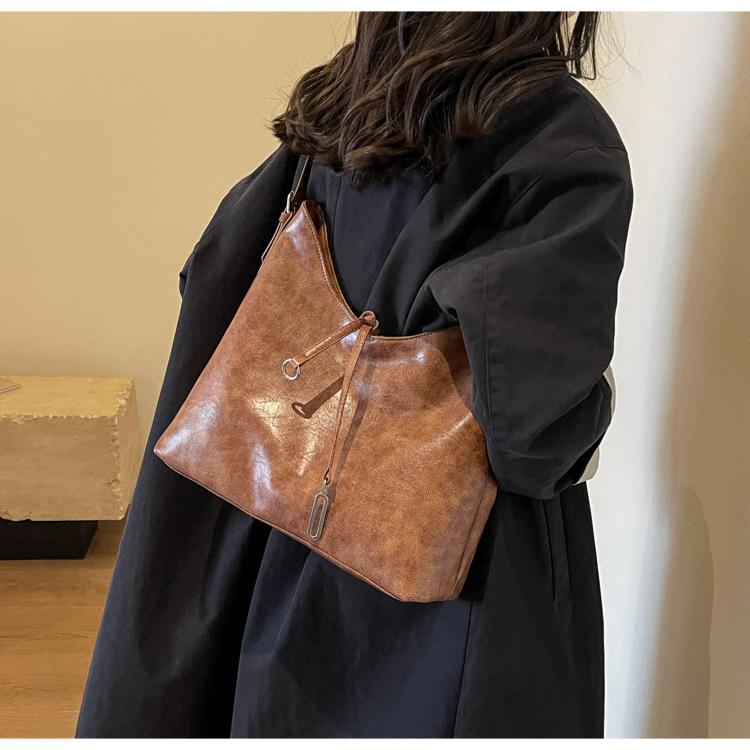 Retro high-end sense fashion large-capacity bag women's new versatile wasteland wind tote bag shoulder bag