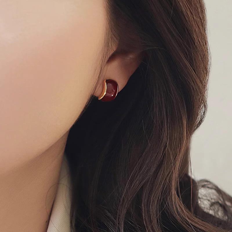 2023 Red Enamel Oil Painting Stud Earrings: New Retro Hong Kong Style Holiday Accessory