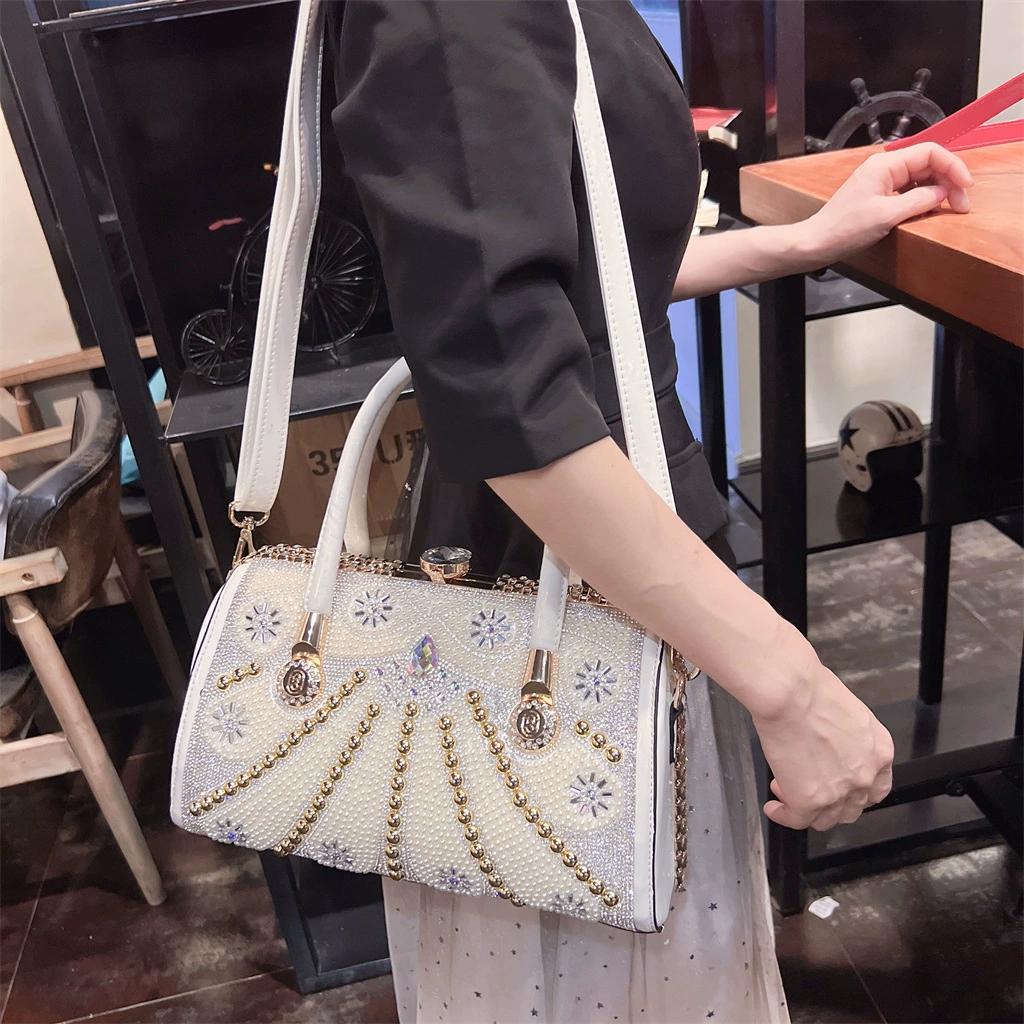 Bolso bandolera de un solo hombro con tachuelas de diamantes de moda nuevo de 2024