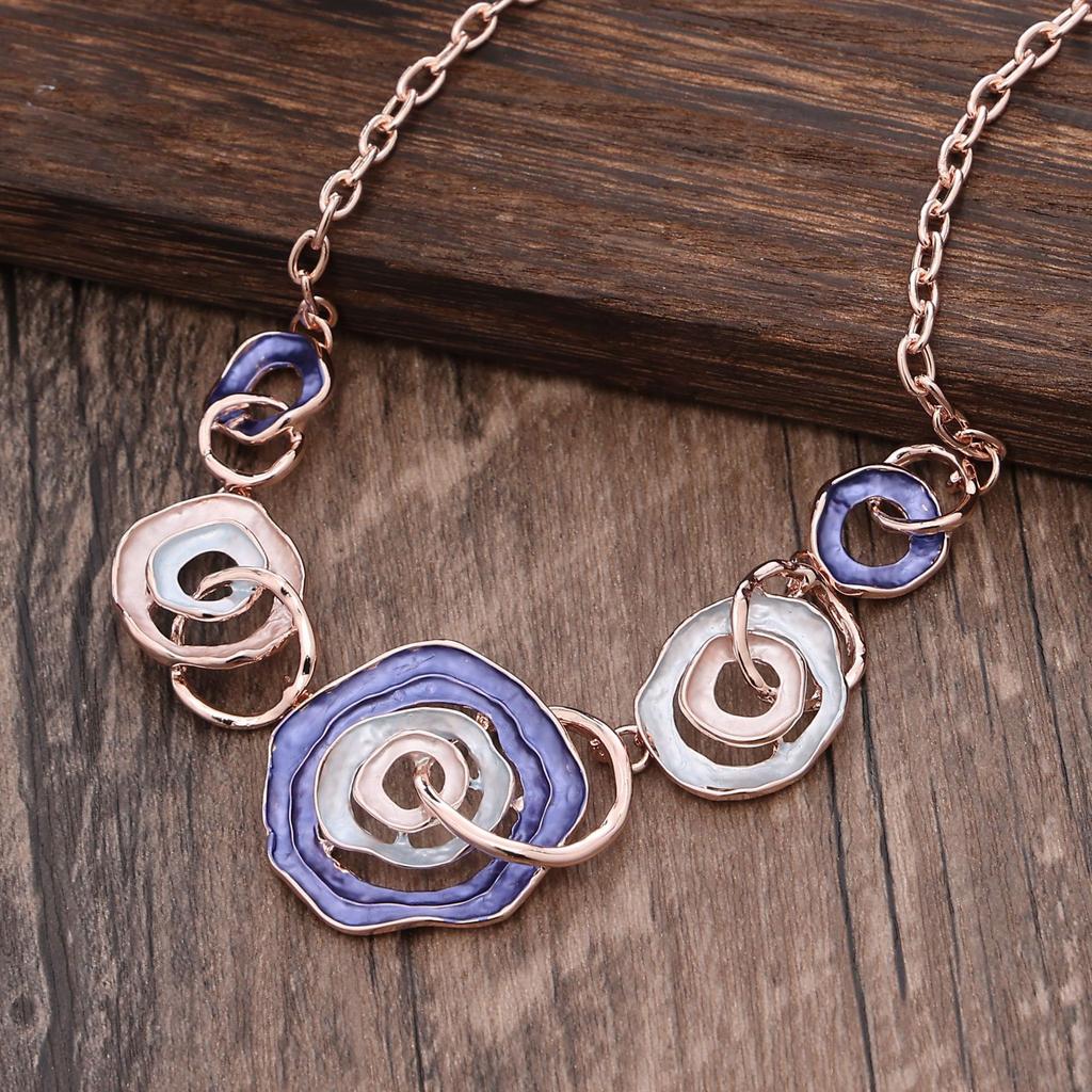 Pendentif long fleur géométrique creuse couleur émail, pendentif collier polyvalent en forme de cœur pour femme à sens élevé