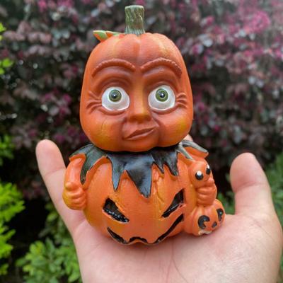 Figurine Citrouille Dessin Animé Halloween, Statue Citrouille Ailée Terrifiante avec Balai et Faucille en Résine, Décoration de Table pour Fête de Fête