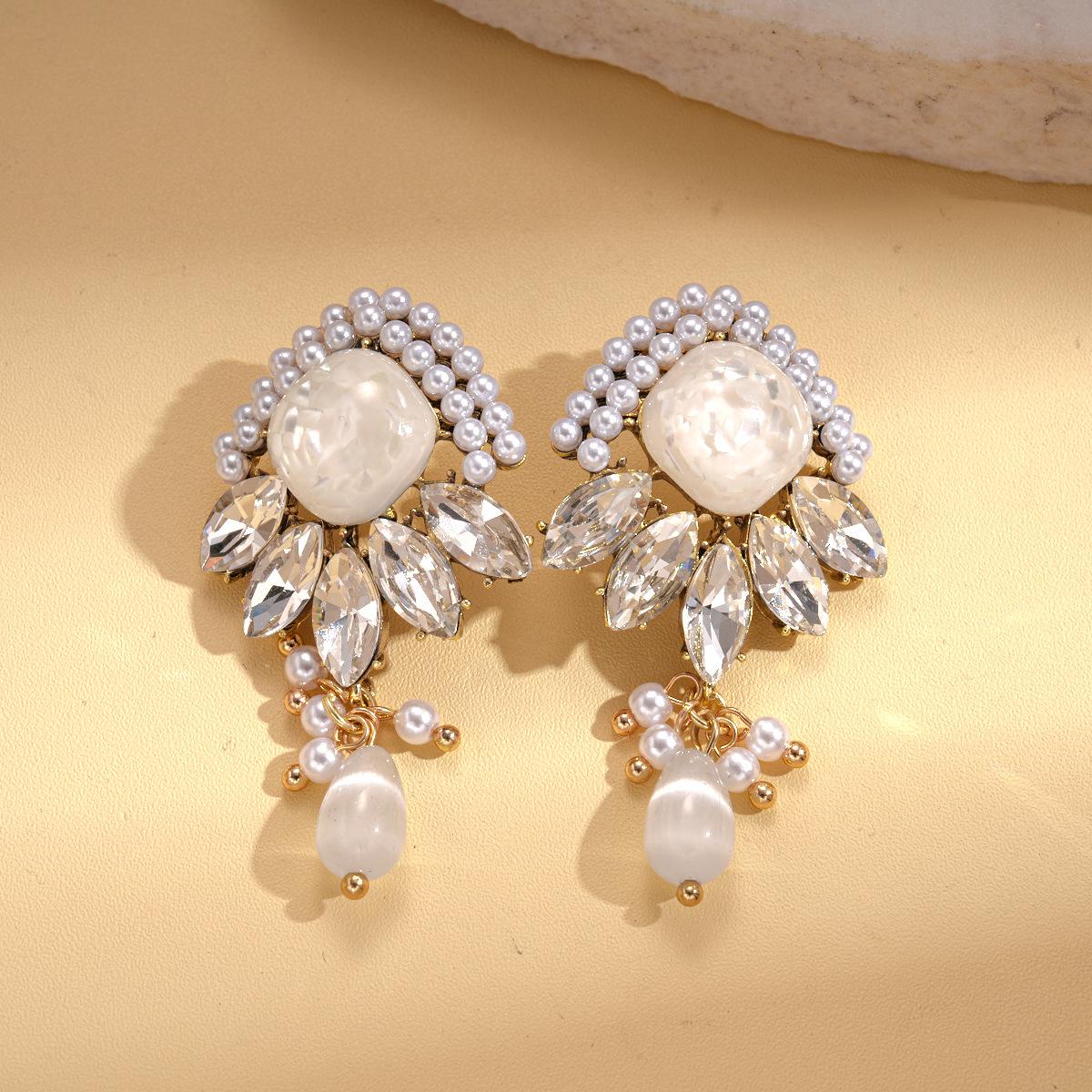 Diamond-encrusted resin imitation pearl geometric rhombus silver needle earrings fashionable and elegant temperament light luxury earrings