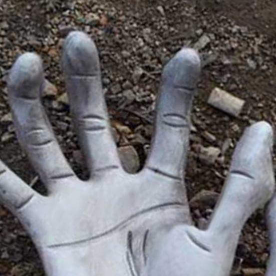 Yousheng 2Pcs Artificial Creepy Plastic Hands Bar Haunted House Decoration Halloween Prop