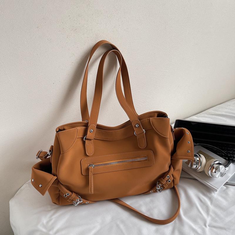 Borsa Tote da Moto Coreana con Borchie da Donna - Borsa a Tracolla a Spalla Crossbody di Grande Capacità per l'Autunno 2025