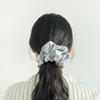 Gemütliches Streifen-Scrunchie