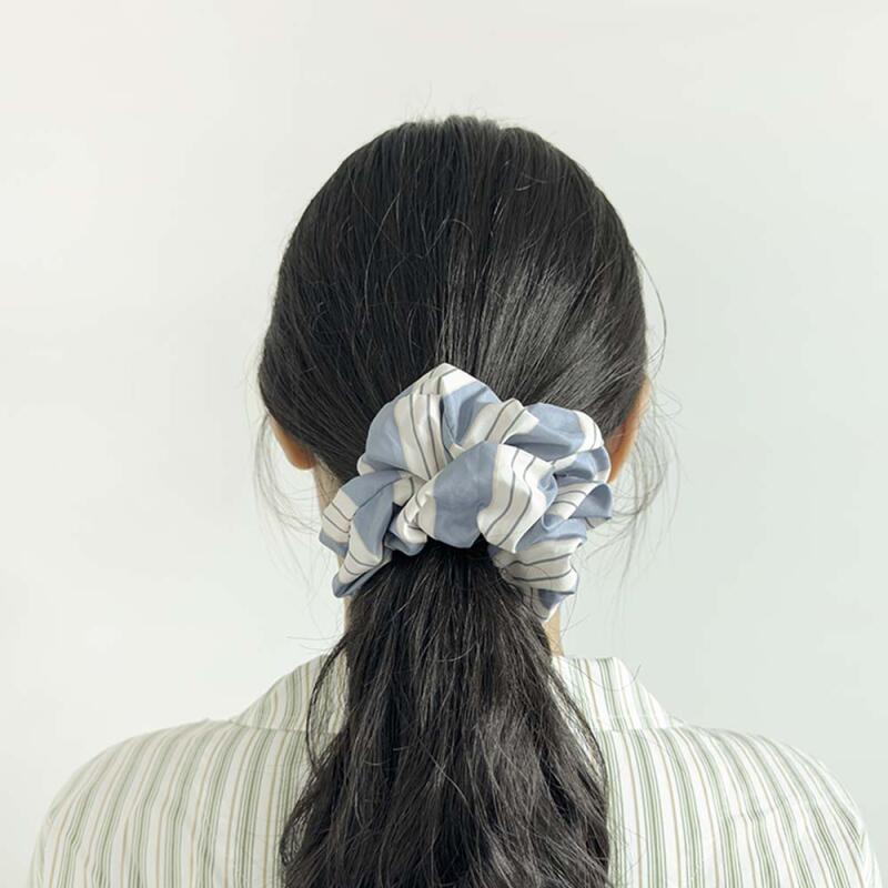 Gemütliches Streifen-Scrunchie